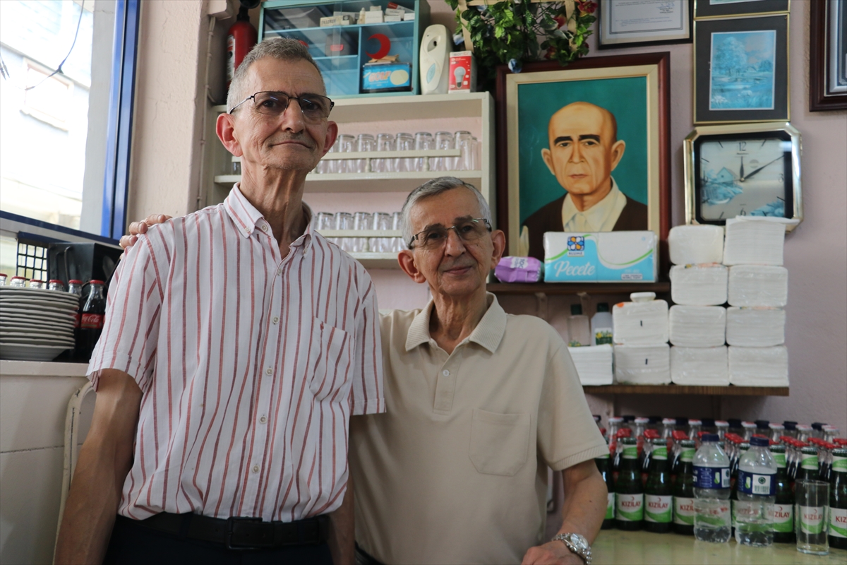 Babalarından kalan 65 yıllık köfte dükkanına ilerleyen yaşlarına rağmen sahip çıkıyorlar