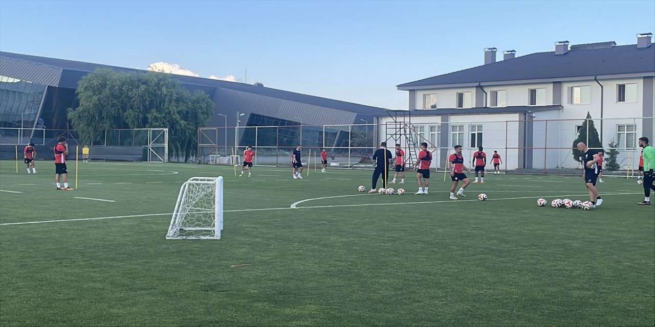 Boluspor, 13 Eylül’de sahasında Manisa FK ile oynayacağı maç öncesi hazırlıklarına başladı, transfer çalışmaları sürüyor