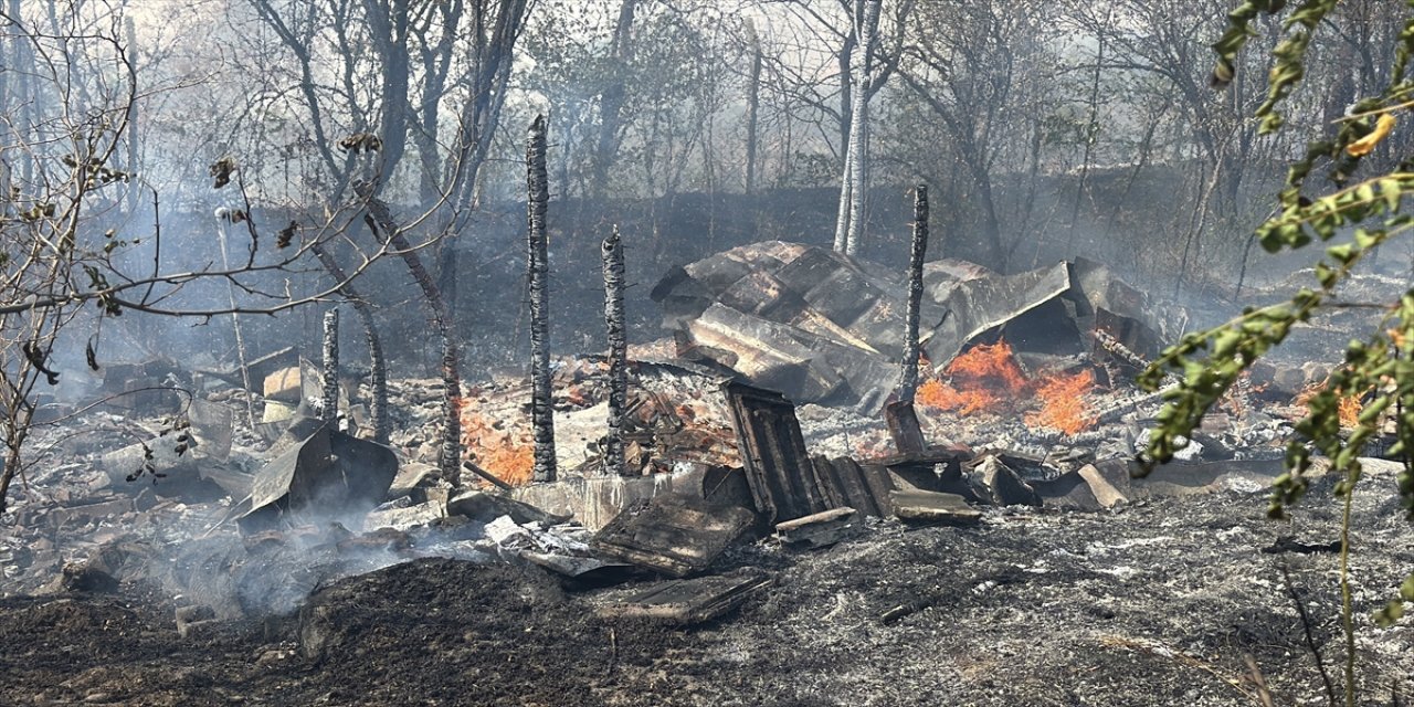 Edirne’de otluk alanda çıkan yangın itfaiye ekipleri tarafından yerleşim yerine sıçramadan söndürüldü
