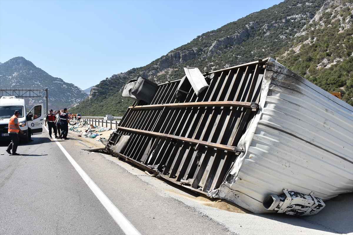 Antalya'da devrilen tohum yüklü tırın sürücüsü öldü