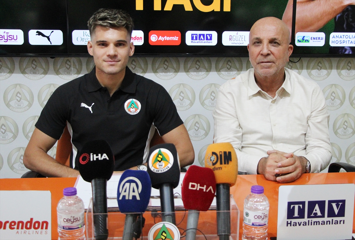 Alanyaspor, Rumen futbolcu Ianis Hagi ile 2 yıllık sözleşme imzaladı