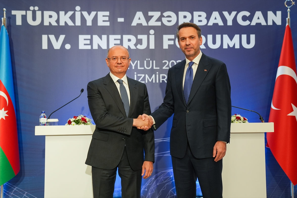 Bakan Bayraktar, İzmir'de Azerbaycanlı mevkidaşı Şahbazov ile basın toplantısı düzenledi