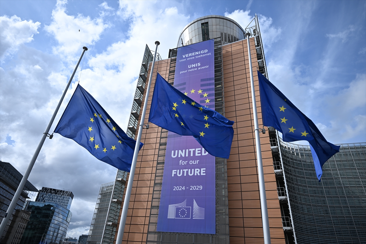 Brüksel'deki AB kurumları, Portekiz'deki füniküler kazası nedeniyle bayraklarını yarıya indirdi