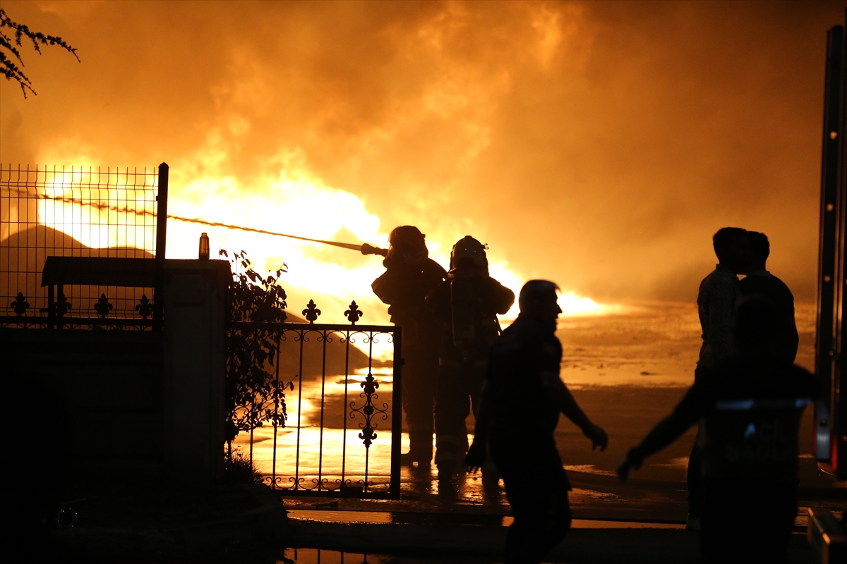 Niğde'de ambalaj fabrikasında çıkan yangına müdahale ediliyor