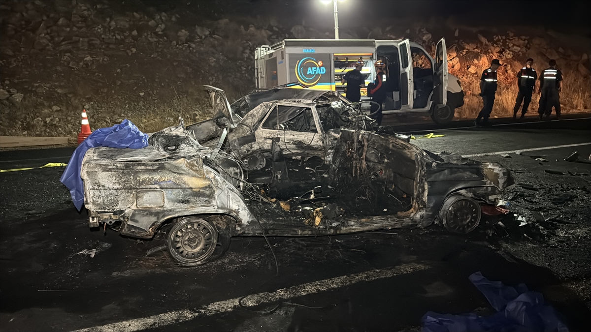 Karabük'te 2 otomobilin çarpıştığı kazada 3 kişi öldü, 5 kişi yaralandı