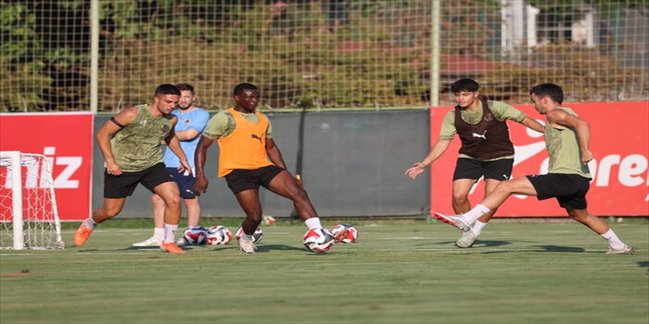 Turuncu-yeşilliler, teknik direktör Joao Pereira yönetiminde tesislerde pas çalışmaları ve üçlü turnuva maçı yaptı