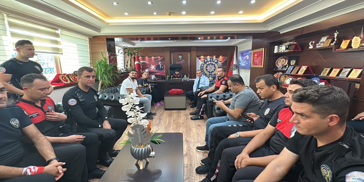 İskenderun’da yunus ekipleri, polis olmayı hayal eden Fırat Miraç Şeker’in doğum gününü sürpriz kutladı