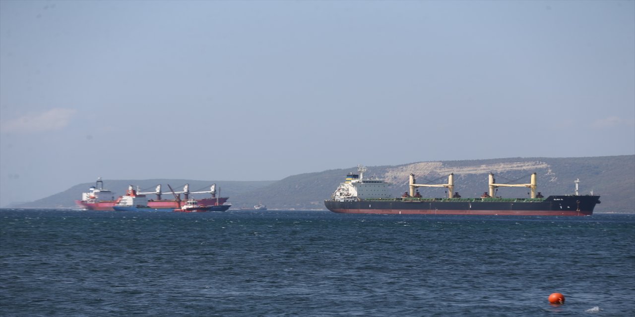 Çanakkale Boğazı’nda makine arızası yapan Elina B gemisi kurtarıldı, trafik kısa süreliğine durdu