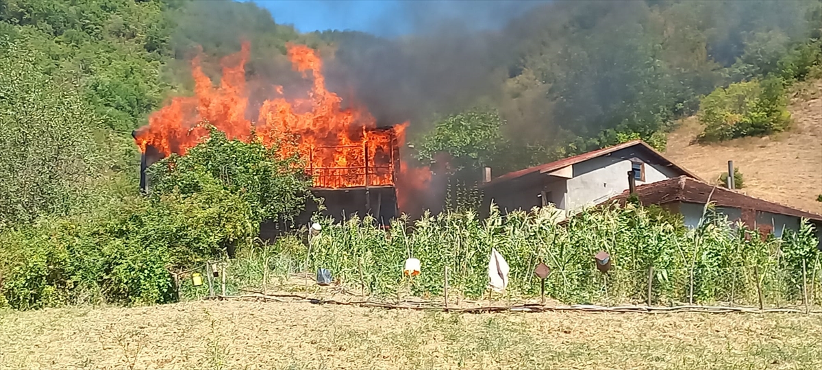 Karabük'te evde çıkıp ormana sıçrayan yangın kontrol altına alındı