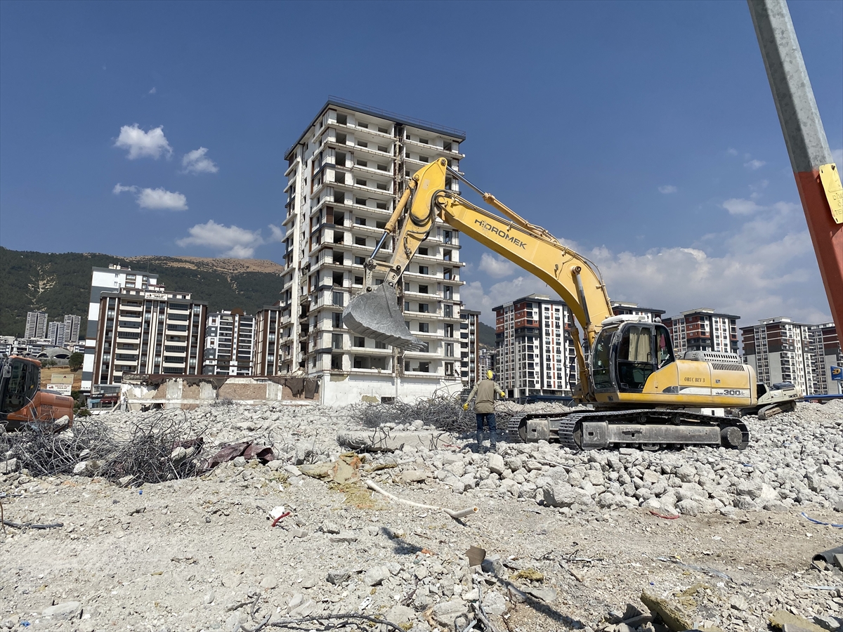 Kahramanmaraş'ta ağır hasarlı binaların yıkımı sürüyor