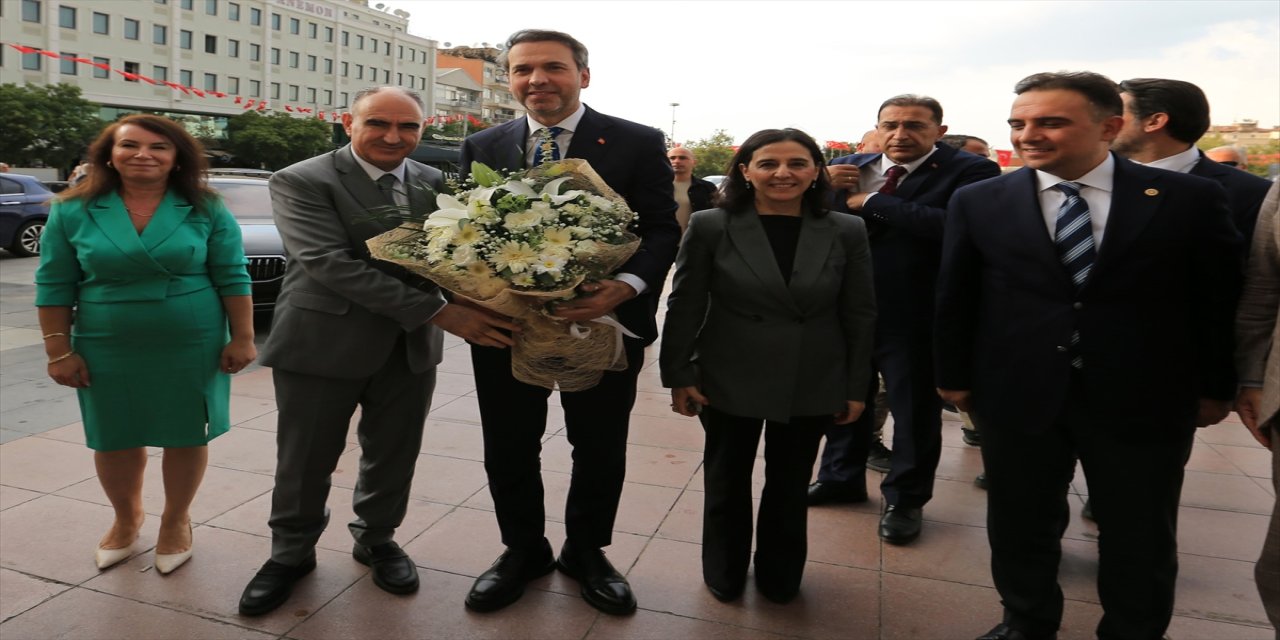 Bakan Bayraktar Manisa Valiliği'ni Ziyaret Etti