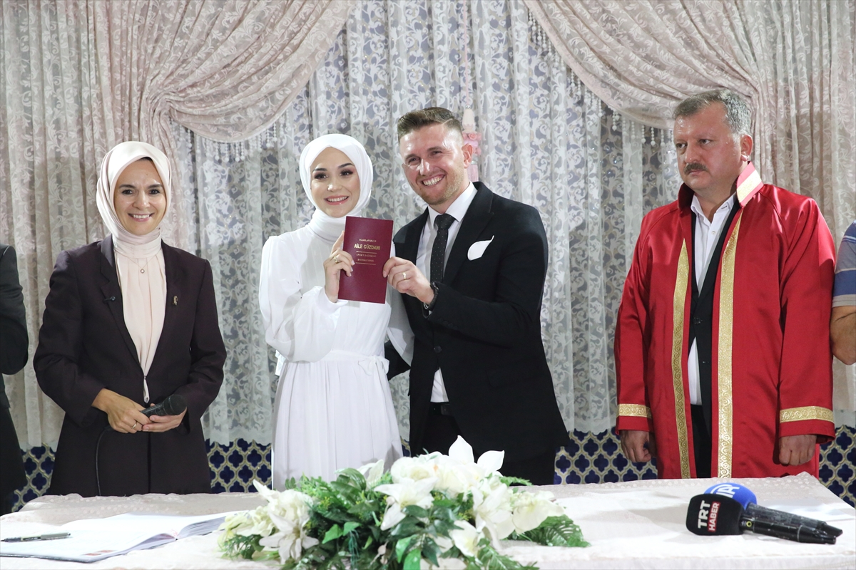 Bakan Göktaş, Aile ve Gençlik Fonu desteğiyle evlenen çiftin nikah törenine katıldı