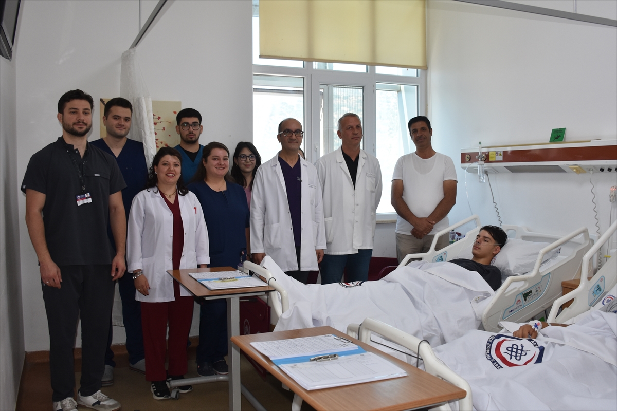 İki gencin "kunduracı göğsü" kapalı ameliyatla düzeltildi