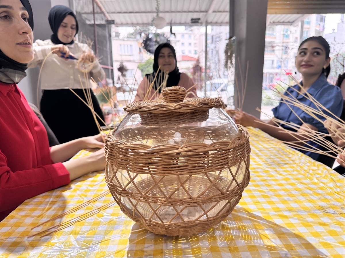 Hatay'da depremzede kadınlar "Hünerhane Atölyeleri" ile el becerilerini geliştiriyor
