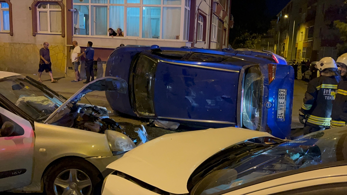 Tekirdağ'da 3 otomobilin karıştığı kazada 3 kişi yaralandı