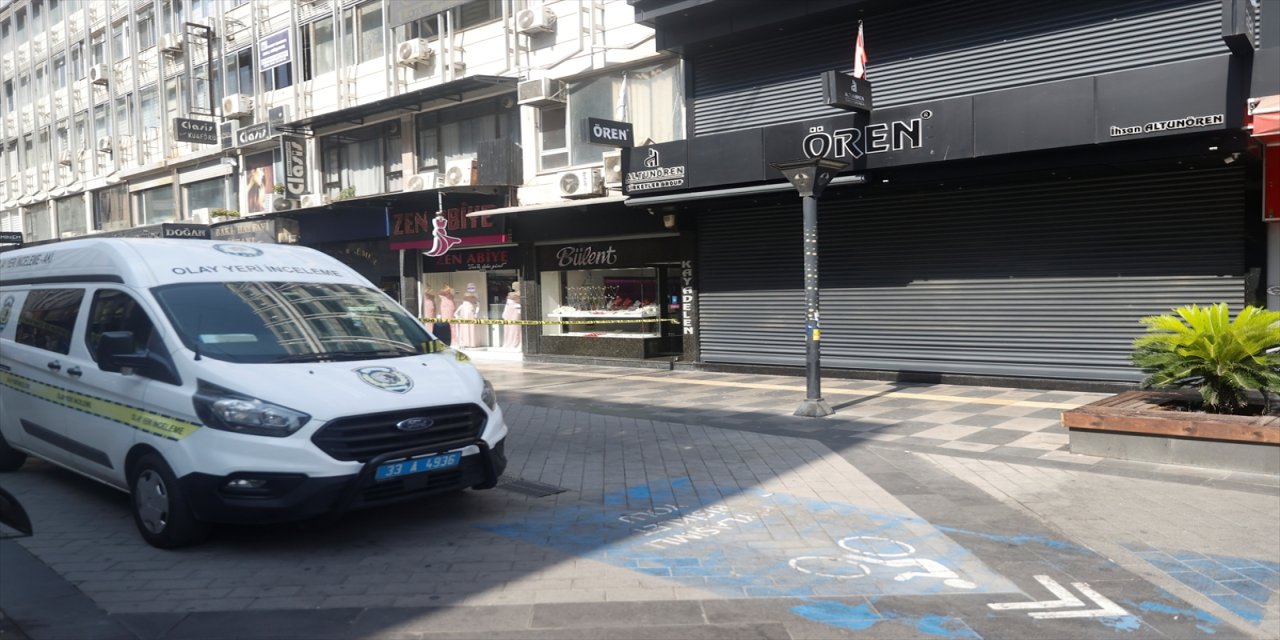 Mersin'in Akdeniz ilçesinde bir kuyumcudan altın çalındığı iddiası üzerine polis ekipleri inceleme başlattı.