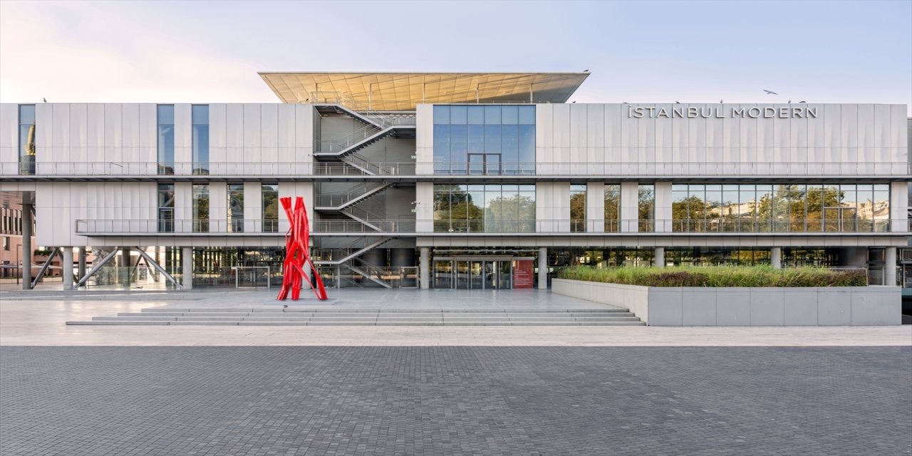 otoyol bariyerlerinden şekillendirilen "Dikey Otoyollar V02" adlı heykeli İstanbul Modern’in önünde sergileniyor.