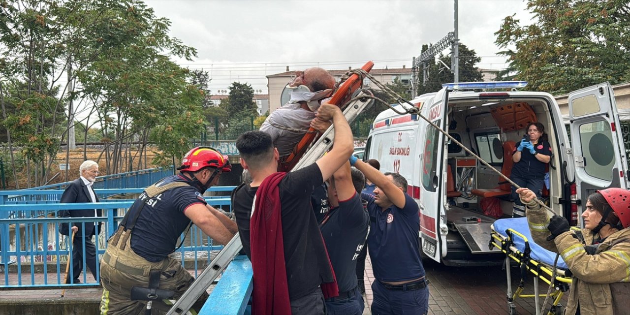 Bakırköy’de bir kafenin çatısından su kanalına düşen Burhan Temizay, itfaiye ekiplerince kurtarıldı, hastaneye kaldırıldı.