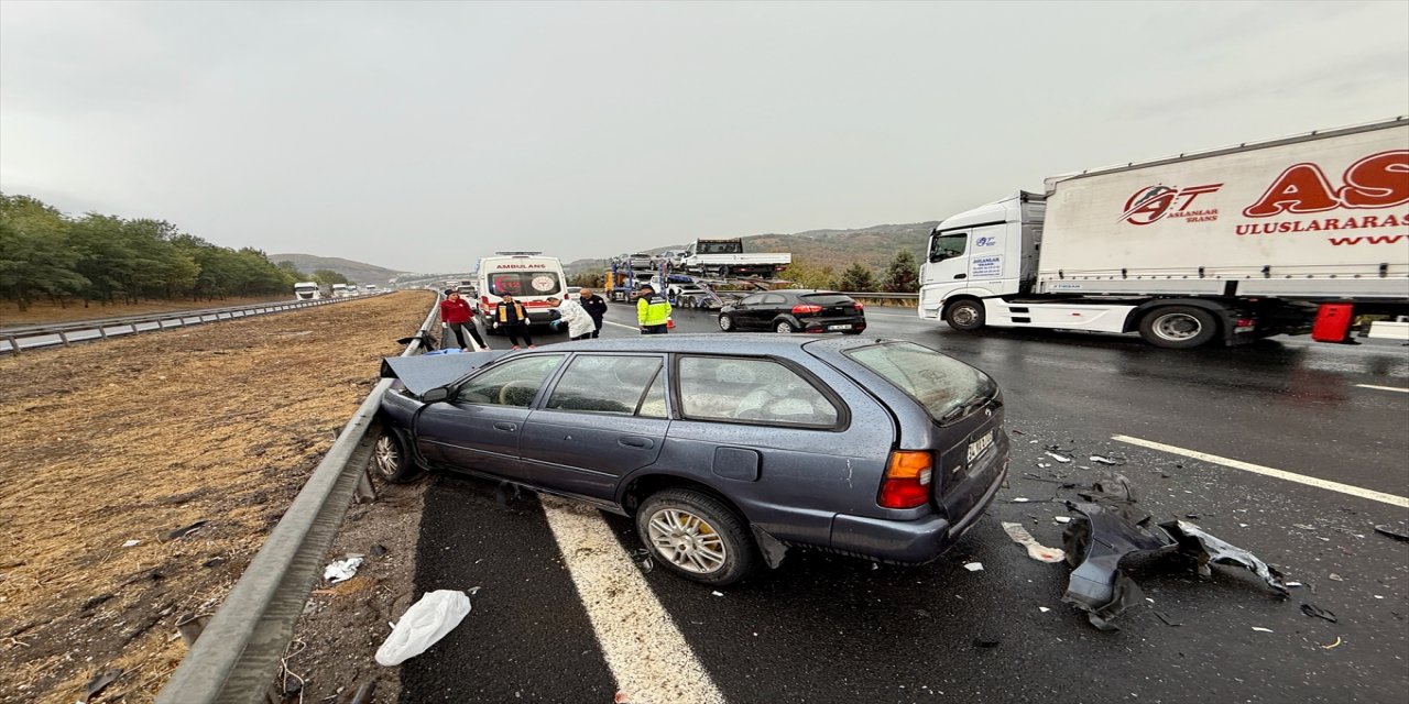 Düzce’de Anadolu Otoyolu’nda meydana gelen 3’ü zincirleme 5 kazada 2 kişi yaşamını yitirdi, 15 kişi yaralandı.