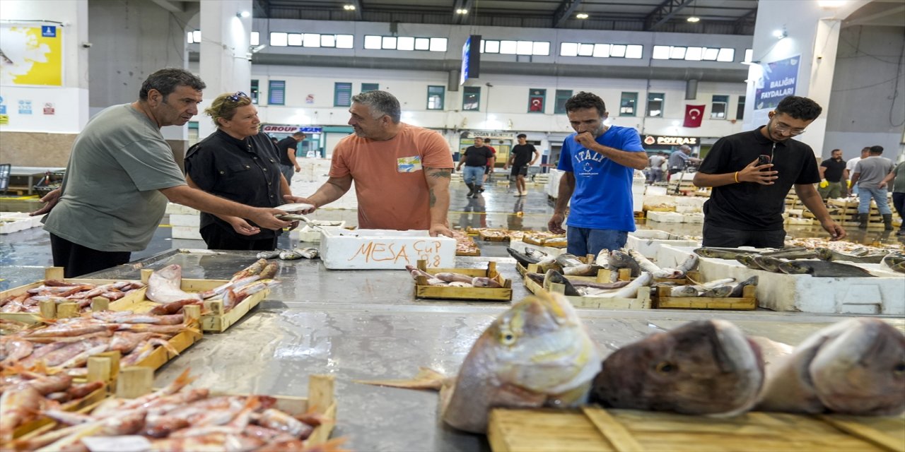 İzmir Su Ürünleri Hali’nde babasının izinde balıkçılık yapan Deniz Olataş, tek kadın tüccar olarak sektörde fark yaratıyor.