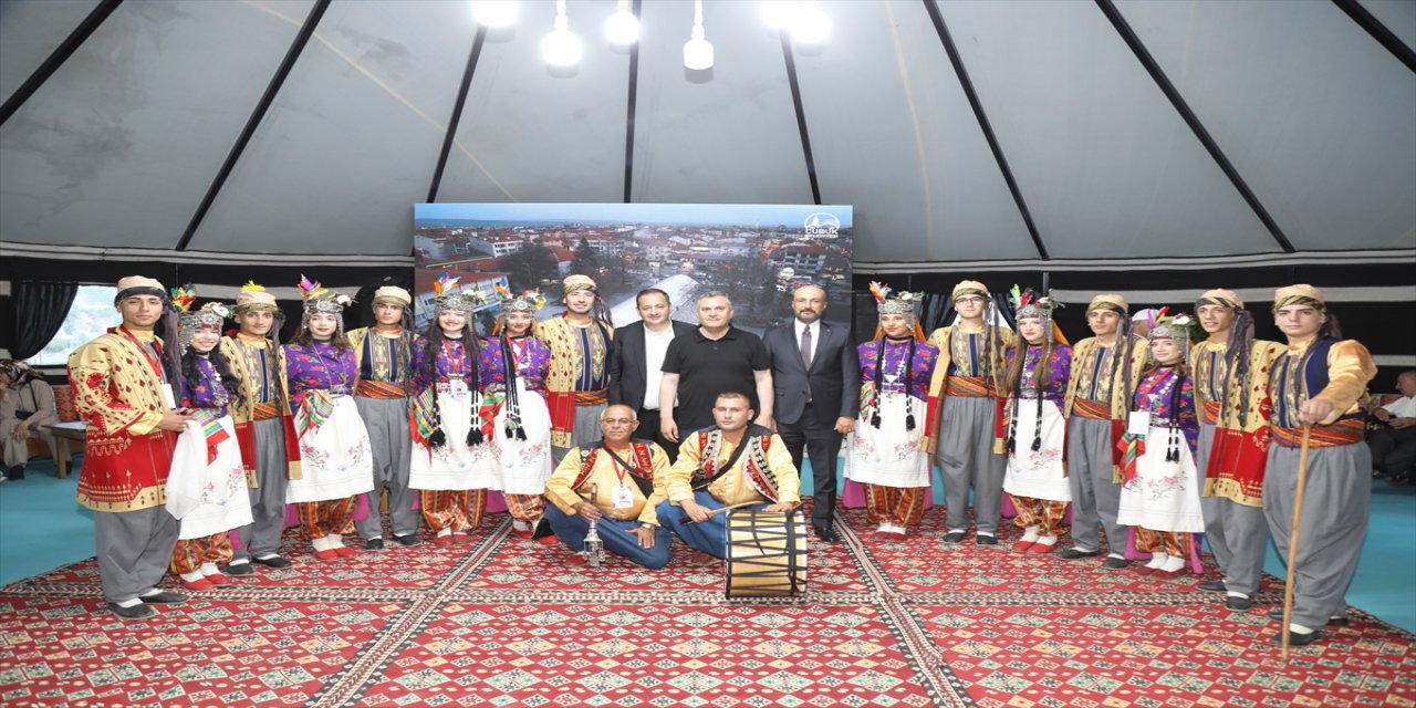 Ankara Çubuk’ta 17’ncisi düzenlenen Uluslararası Turşu ve Kültür Festivali, konserler ve stantlarla ziyaretçilerini ağırlıyor.