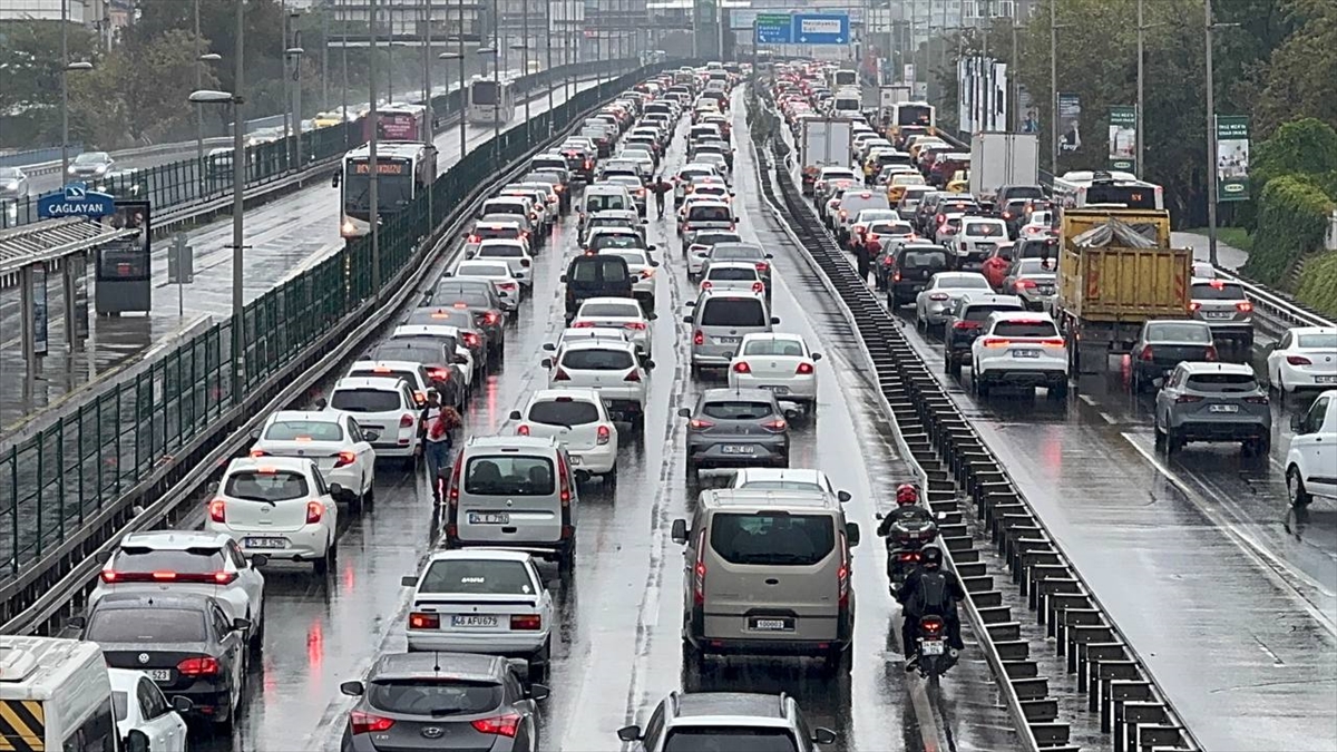 İstanbul'da trafik yoğunluğu yüzde 80'e ulaştı