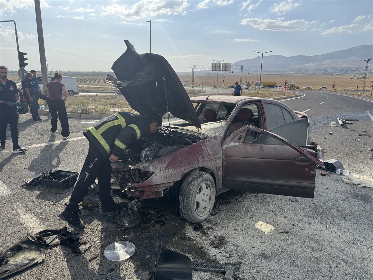 Niğde'de refüje çarpan otomobilin sürücüsü yaralandı
