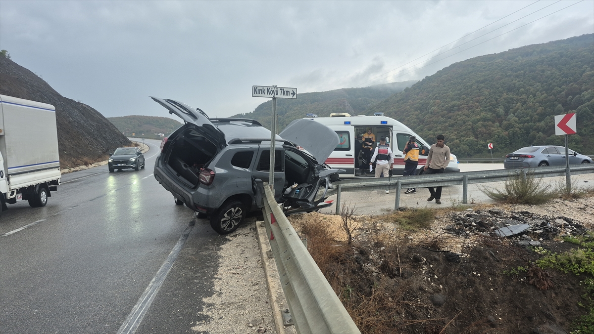 Düzce'de ciple hafif ticari aracın çarpıştığı kazada 3 kişi yaralandı