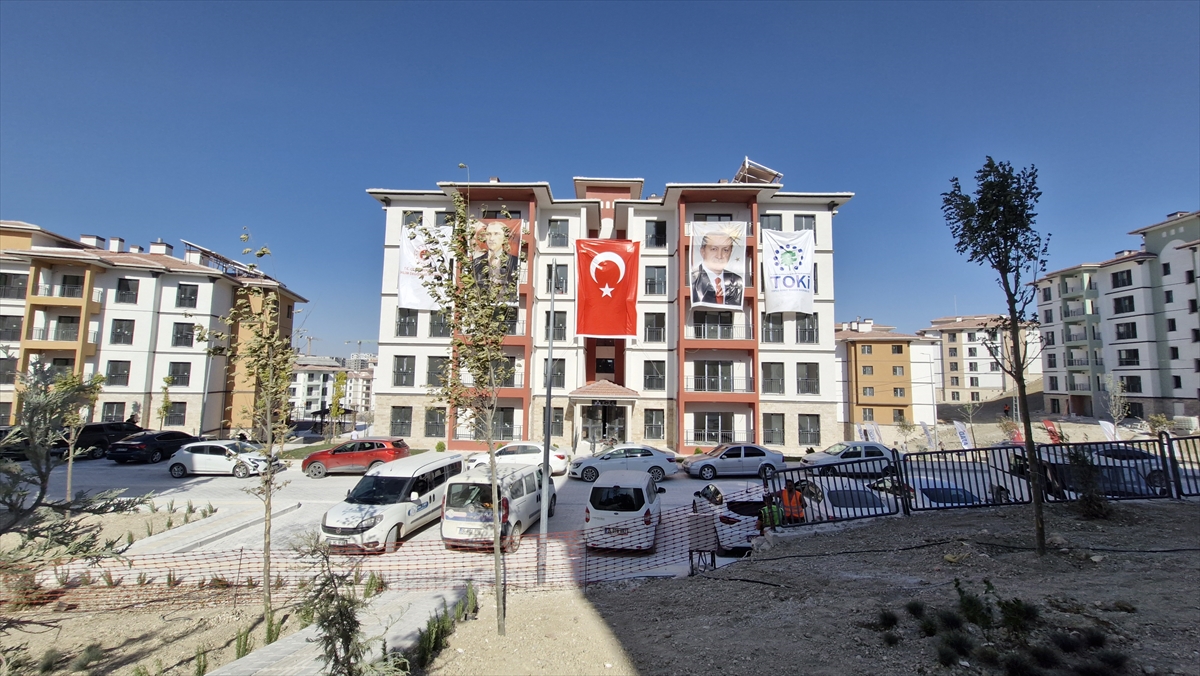 Hatay'da 16 bin 993 deprem konutu ile 1355 iş yerinin daha hak sahibi belirlendi