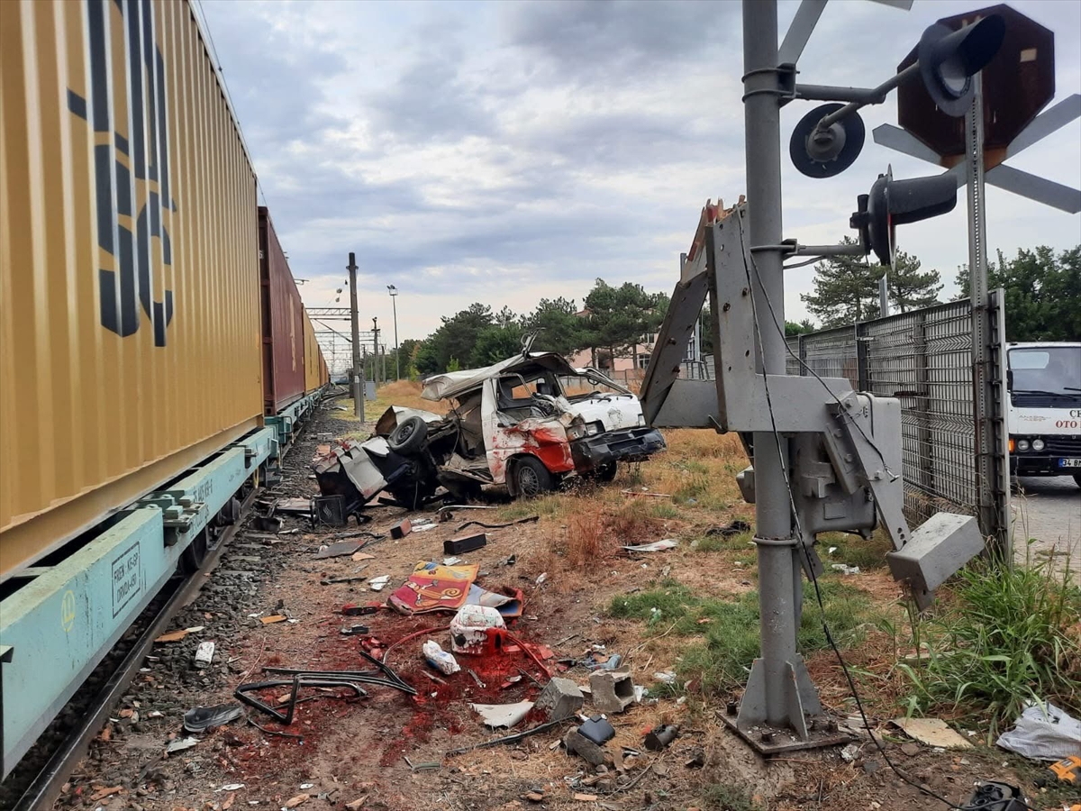 Tekirdağ'da hemzemin geçitte yük treninin çarptığı minibüsün sürücüsü yaralandı