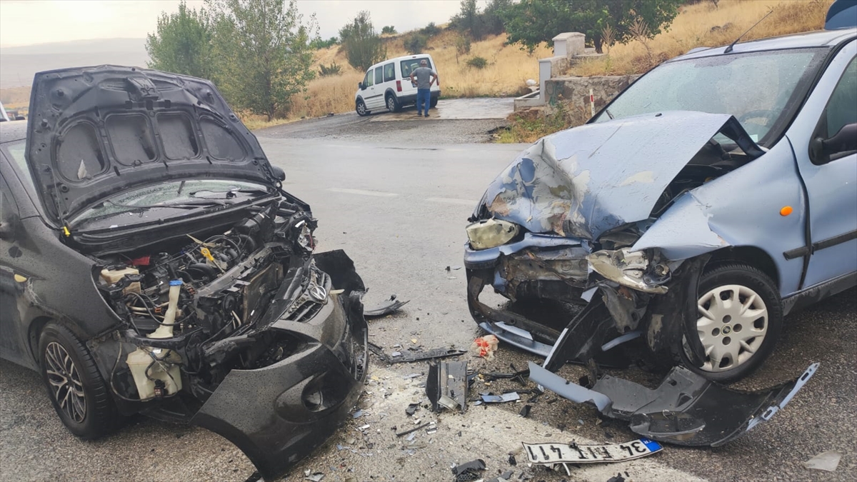 Ankara'da çarpışan iki otomobildeki 6 kişi yaralandı