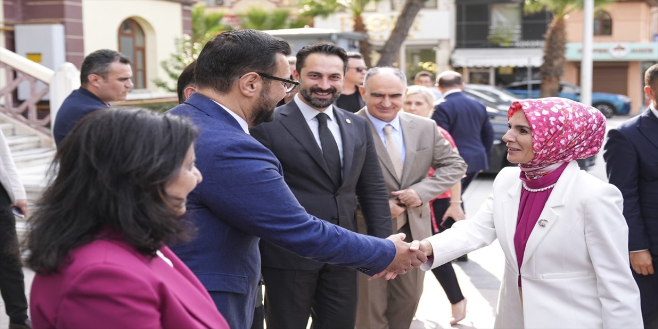 Bakan Mahinur Özdemir Göktaş, Manisa Valiliği ve AK Parti İl Başkanlığını ziyaret ederek temaslarda bulundu