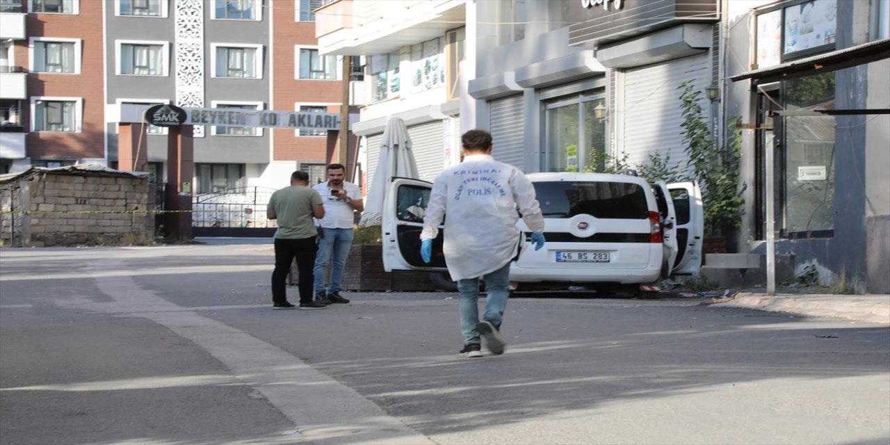 Van’ın Erciş ilçesinde kafe işleten iki kardeş, park halindeki araçta uğradıkları silahlı saldırıda hayatını kaybetti