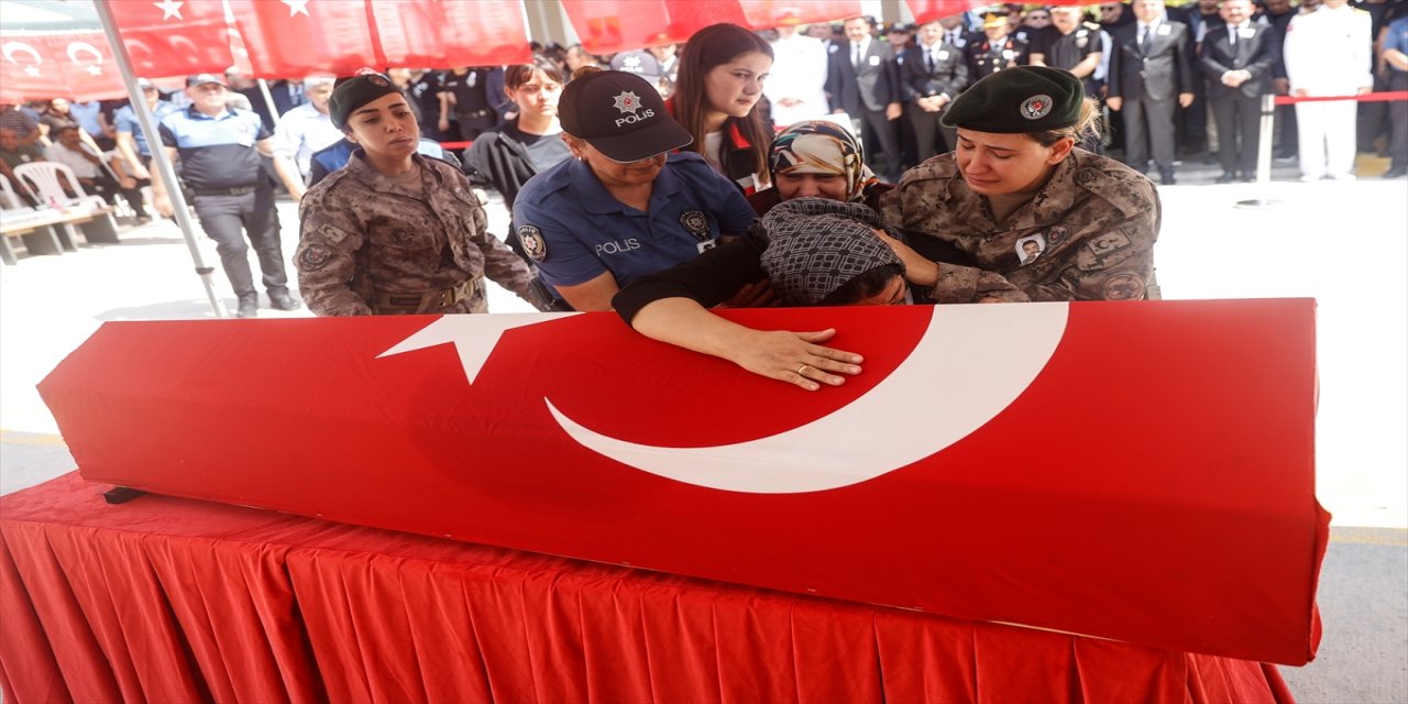 Mersin'de eğitim sırasında şehit olan özel harekat polisi Mustafa Karapınar, Kahramanmaraş'ta son yolculuğuna uğurlandı