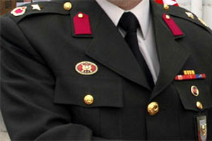 'Eşi türbanlı' diye ordudan atıldı