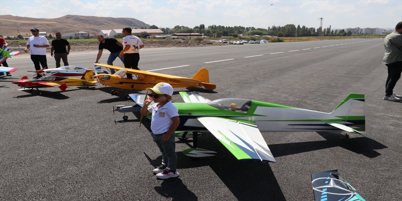 Model Uçak Pisti açıldı, gençler geleceğin teknolojisiyle buluşturulacak, gösteri uçuşları yapıldı