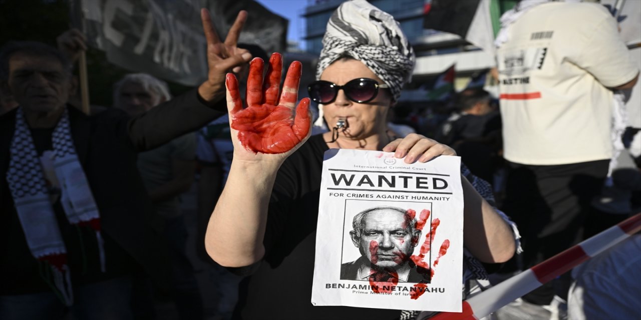 Almanya'nın Berlin kentinde İsrail'in Gazze saldırılarını protesto eden binlerce kişi, Filistin'e destek için toplandı