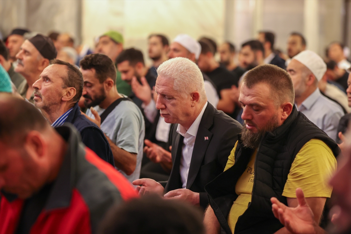 İstanbul'da aileler sabah namazında bir araya geldi