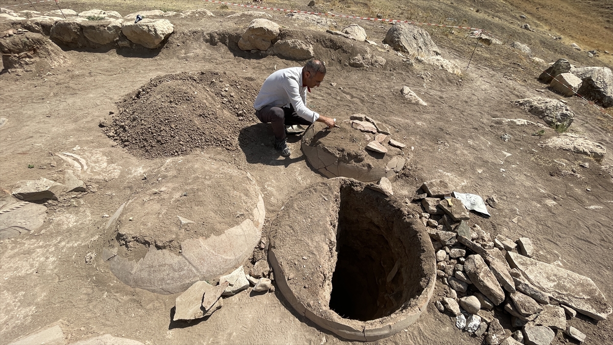 Van'daki Kevenli Kalesi kalıntısında çivi yazılı 76 pithos ortaya çıkarıldı