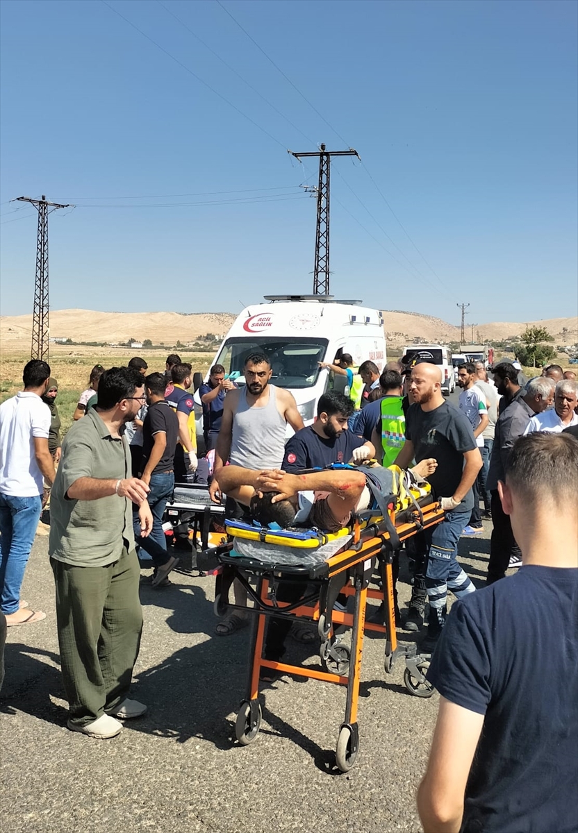 Mardin'de motosiklet ile hafif ticari araç çarpıştı, 4 kişi yaralandı
