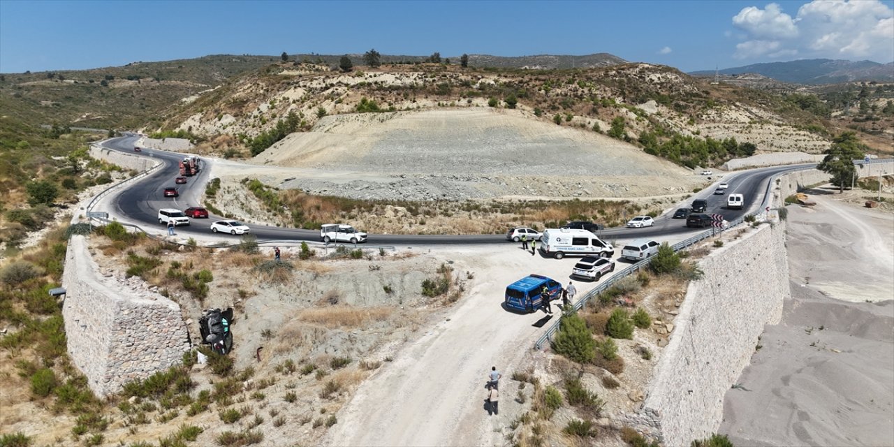 Antalya Manavgat’ta otomobil şarampole devrildi: Sürücü hayatını kaybetti, yolcu ağır yaralı, mahalle halkı tedirgin