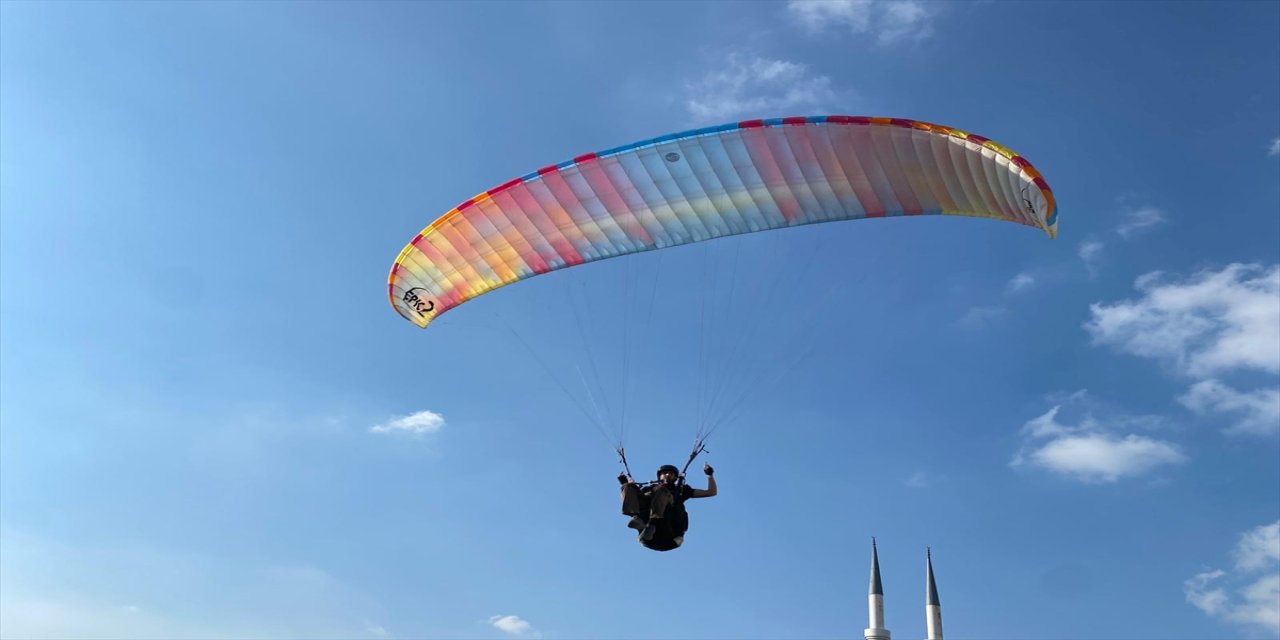 Kahramanmaraş Andırın’da yamaç paraşütü festivali düzenlendi, 45 sporcu ilçenin doğal güzelliklerini havadan tanıttı
