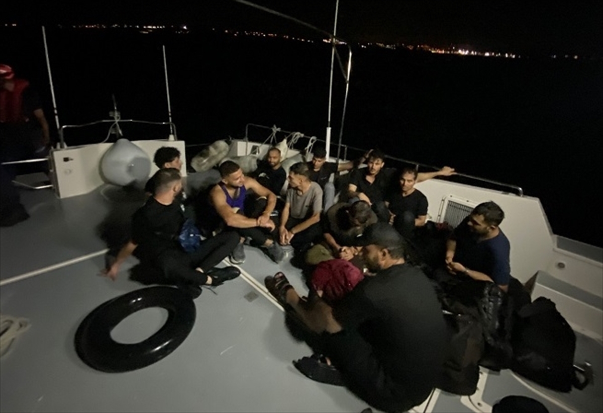 İzmir açıklarında 11 düzensiz göçmen yakalandı