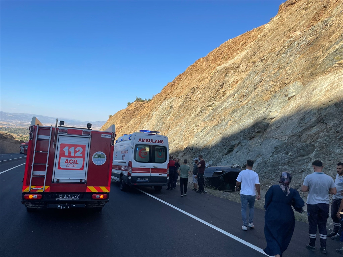 Bingöl'de devrilen otomobildeki 3 kişi yaralandı
