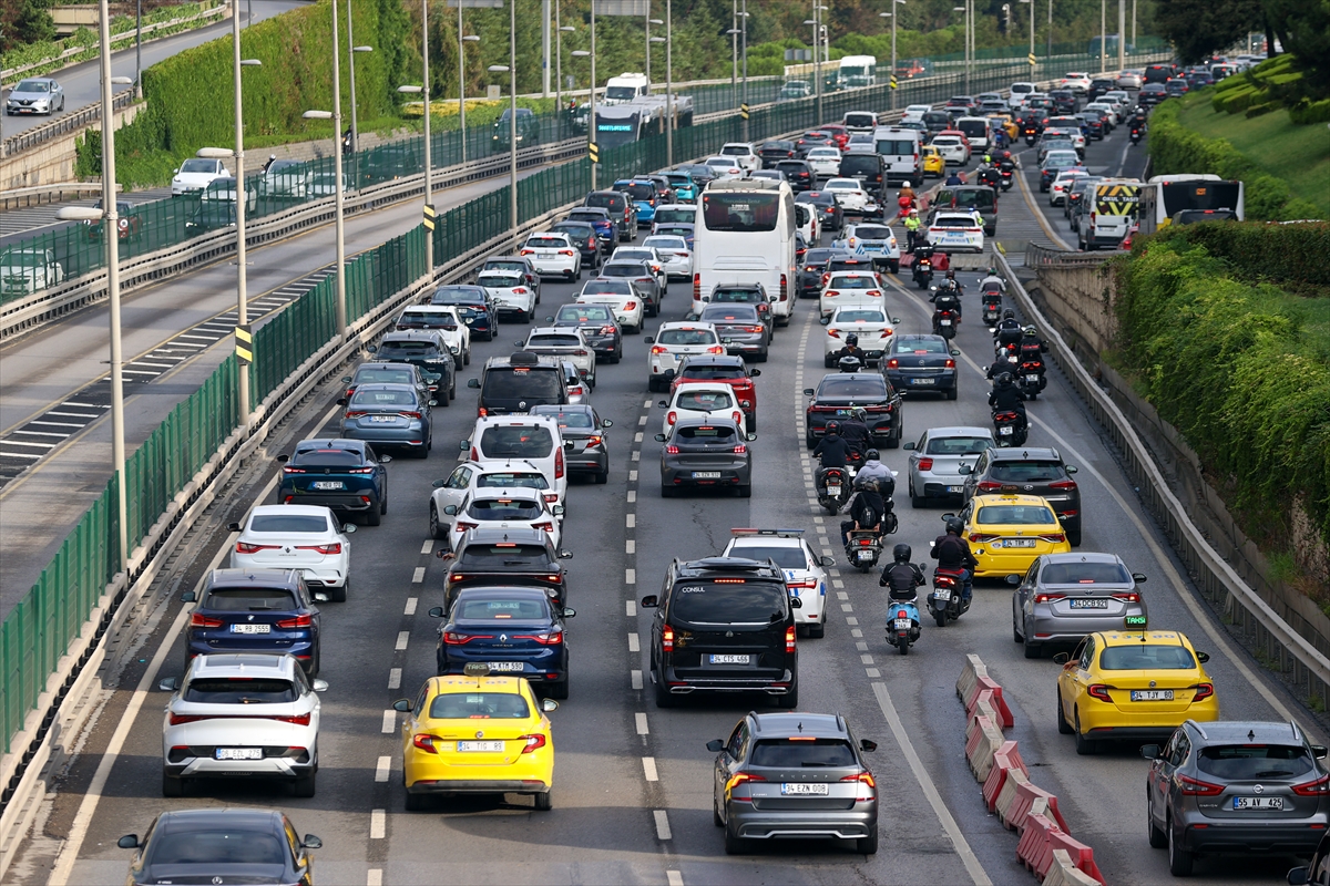 İstanbul'da yeni eğitim öğretim yılının ilk gününde trafik yoğunluğu yaşanıyor