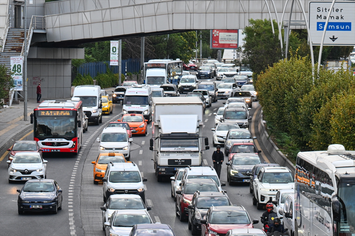 Başkentte yeni eğitim öğretim yılının ilk gününde trafik yoğunluğu yaşandı