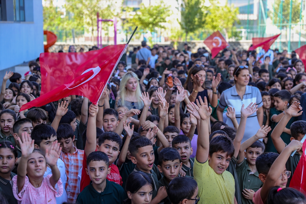 Diyarbakır, Şırnak, Siirt ve Elazığ'da öğrenciler dersbaşı yaptı