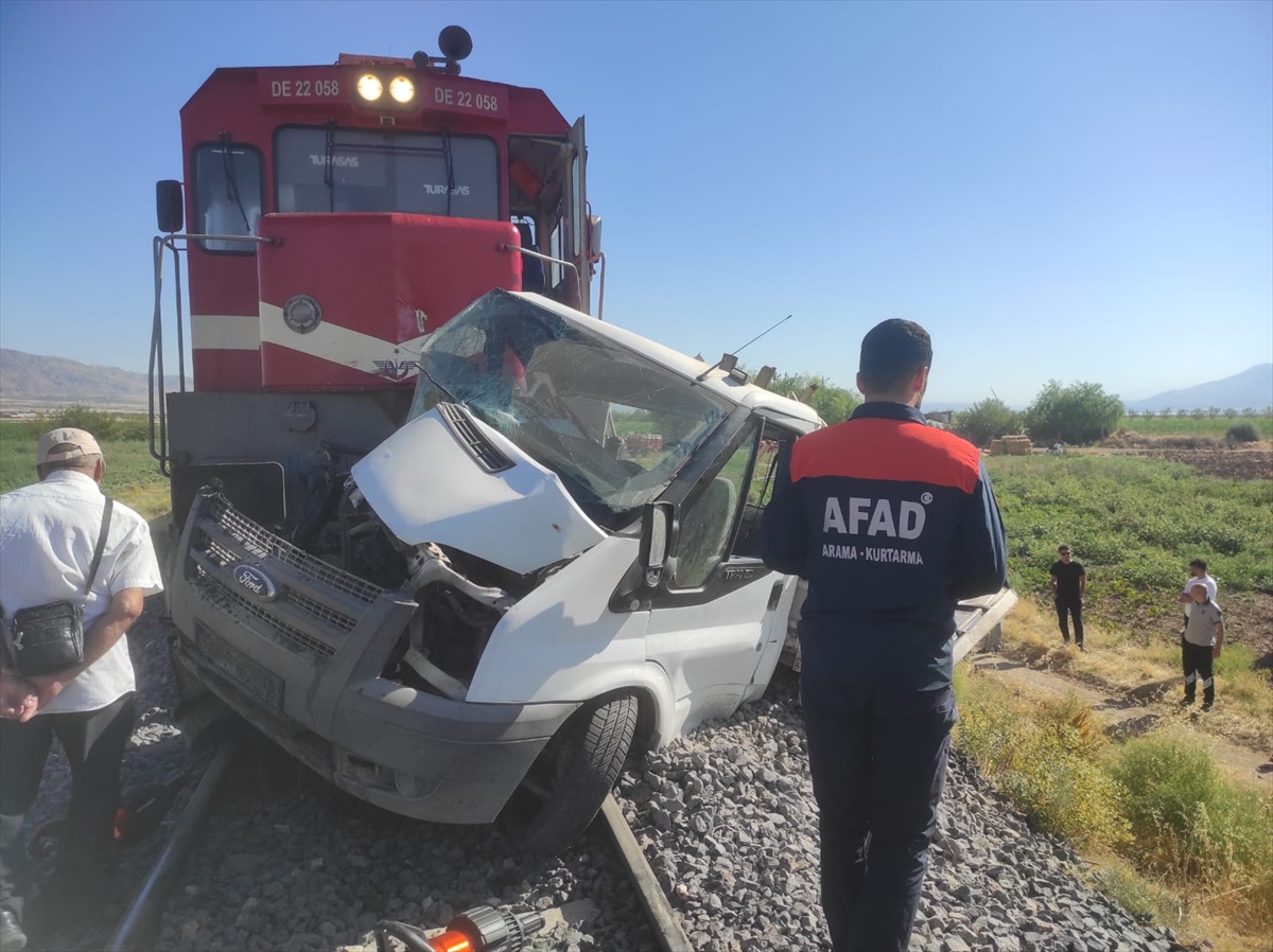 Elazığ'da trenin hemzemin geçitte çarptığı kamyonetin sürücüsü yaralandı