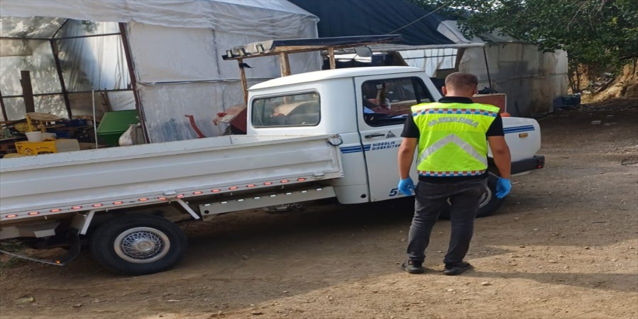 Antalya Serik’te lastik tamiri sırasında kamyonet ile traktör arasında sıkışan 61 yaşındaki Hasan Öz yaşamını yitirdi