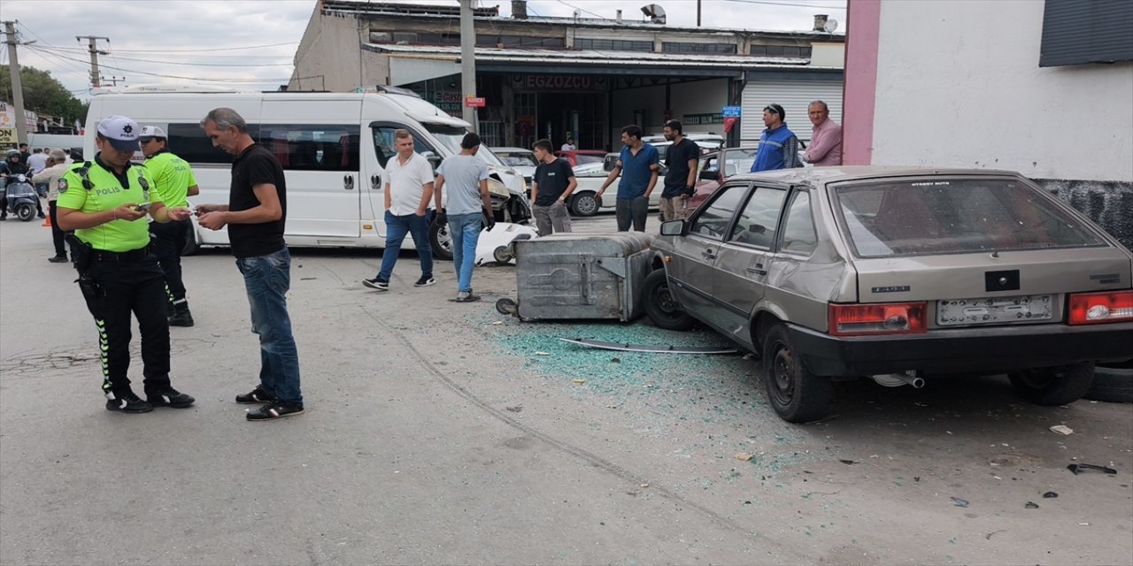 Kütahya’da servis minibüsü ile öğrenci servisi çarpıştı: 5’i öğrenci 7 yaralı